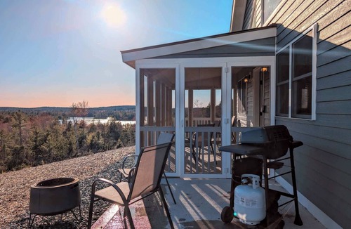 Sullivan House | Pet-Friendly Fishing Cabin 5 minutes to the Beach