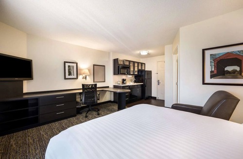 Braintree Hotel | Pet-Friendly Getaway in Boston | Kitchens & Laundry | South Shore Plaza