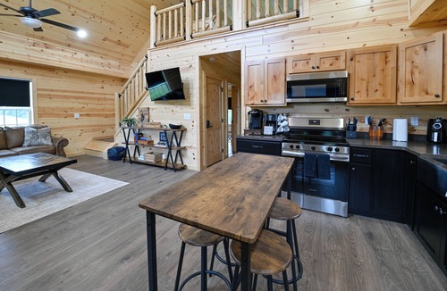Chaplin Cabin | Pet-Friendly Home w/Hot Tub & Yard in Willisburg!
