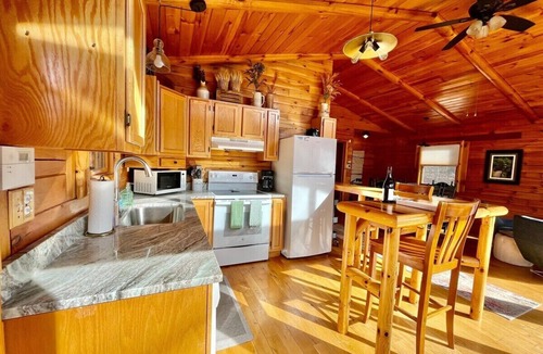 McArthur Cabin | Pet friendly, hot tub, close to Hocking Hills!