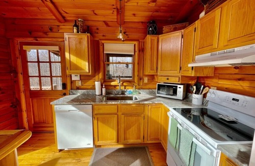 McArthur Cabin | Pet friendly, hot tub, close to Hocking Hills!