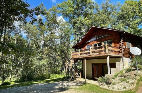 McArthur Cabin | Pet friendly, hot tub, close to Hocking Hills!