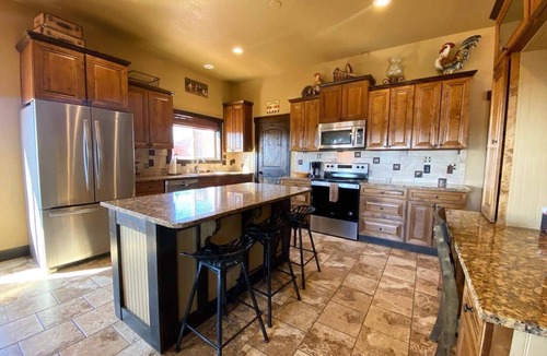 Kanab House | Pet-Friendly Kanab Cabin | Hot Tub Near Zion