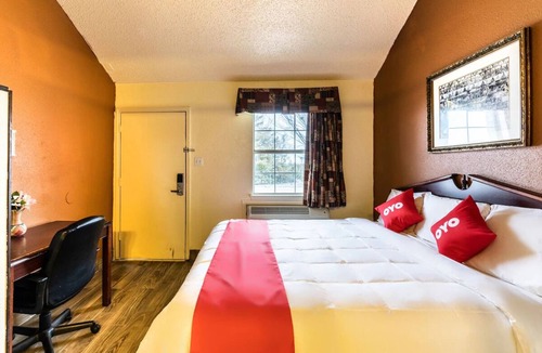 Decatur Hotel | Pet-Friendly King Room with Private Bathroom Near Decatur Shops and Restaurants