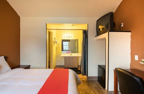 Decatur Hotel | Pet-Friendly King Room with Private Bathroom Near Decatur Shops and Restaurants