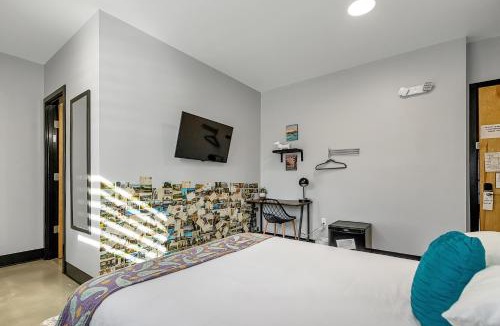 Pacific Hotel | Pet friendly queen room for 2 second floor