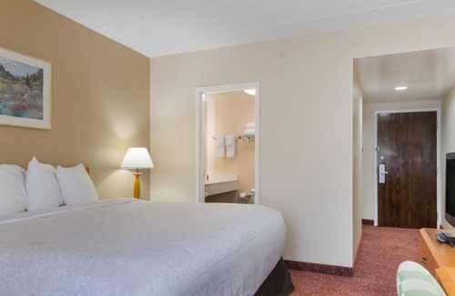 Smithfield Hotel | Pet-Friendly Room near Smithfield Crossings | Free Parking, Breakfast & Pool
