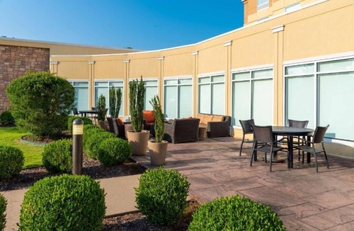 North Little Rock Hotel | Pet-Friendly Stay: Indoor Pool, Minutes from the Big Dam Bridge & Old Mill Park.