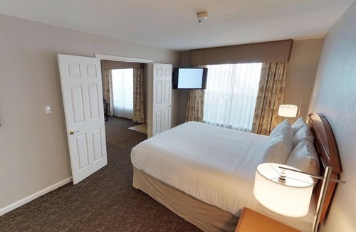 Brea Hotel | Pet-Friendly Suite | Kitchenette, Free Breakfast | Near Nixon Library - 2.8 mi