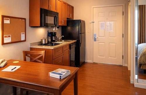 Hot Springs Hotel | Pet-Friendly Suite with Full Kitchen Close to Magic Springs Theme and Water Park