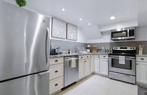 Petworth Apartment | Petworth Gem - Modern Studio Near METRO rail