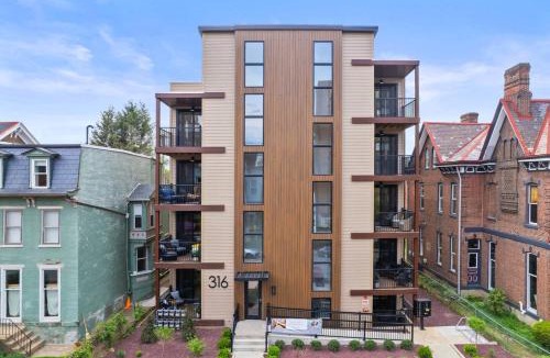 Shadyside Apartment | PFR Suites - Highland, 3BR 2BA Shadyside Condo, Penthouse Unit, 2 Decks, Off-Street Parking, 4th Floor Walkup