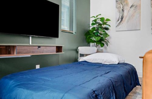 Shadyside Apartment | PFR Suites - Highland, 3BR 2BA Shadyside Condo, Penthouse Unit, 2 Decks, Off-Street Parking, 4th Floor Walkup