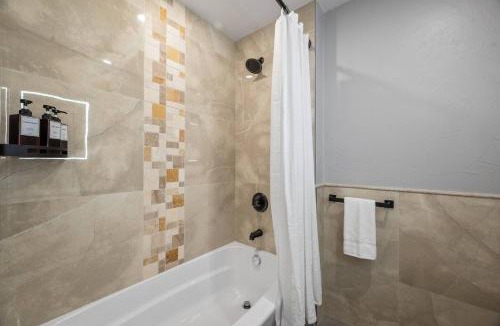 Shadyside Apartment | PFR Suites - Highland, 3BR 2BA Shadyside Condo, Penthouse Unit, 2 Decks, Off-Street Parking, 4th Floor Walkup