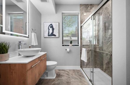Shadyside Apartment | PFR Suites - Highland, 3BR 2BA Shadyside Condo, 2 Decks, 3rd Floor Walkup
