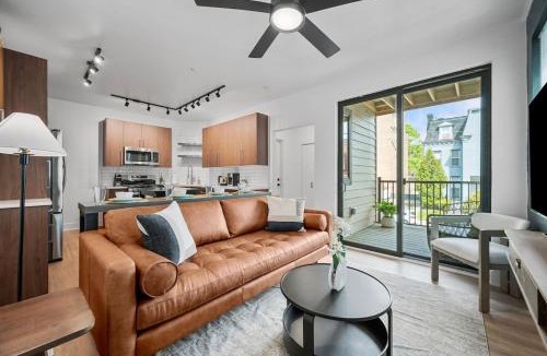 Shadyside Apartment | PFR Suites - Highland, 3BR 2BA Shadyside Condo, 2 Decks and Off-Street Parking