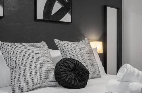 Shadyside Apartment | PFR Suites - Highland, 3BR 2BA Shadyside Condo, 2 Decks and Off-Street Parking