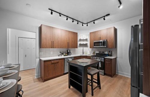 Shadyside Apartment | PFR Suites - Highland, 3BR 2BA Shadyside Condo, ADA, Free Parking