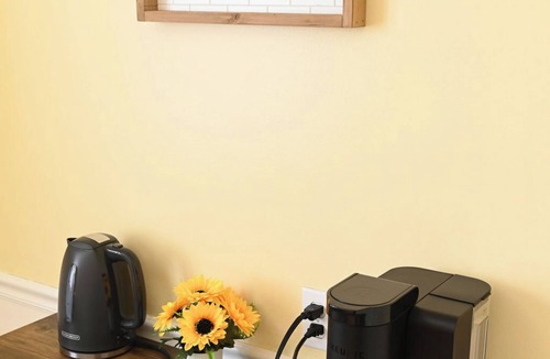 Brookline House | Pittsburgh Basecamp - Easy Access to Downtown- Sleeps 8 - Off-Street Parking