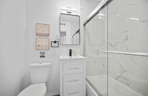 Shadyside House | Pittsburgh Shadyside 3B Modern and Cozy Private Bedroom with Shared Bathroom