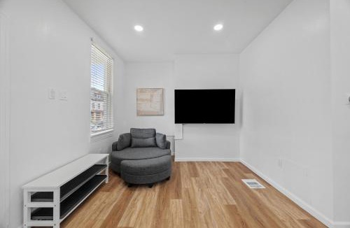 Pittsburgh Apartment | Pittsburgh Spacious and Modern Three Bedroom Apartment with Free Parking