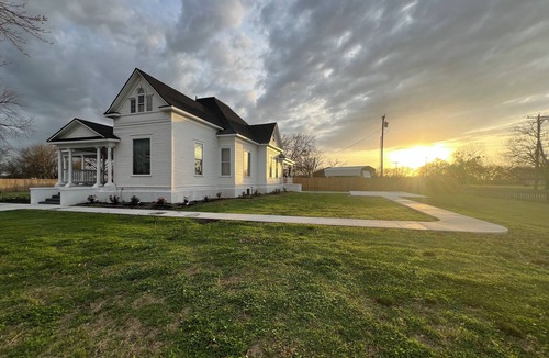 Davis House | Plenty of space to relax! Near Turner falls, the lake & Crossbar Ranch. Sleeps 6
