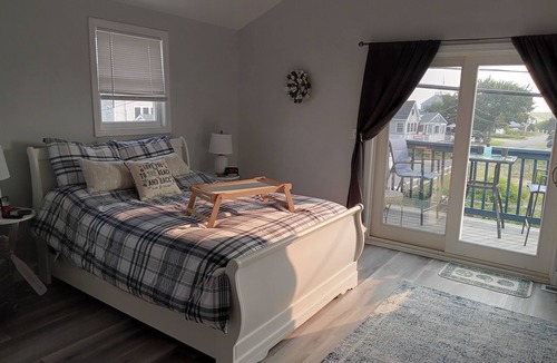 Newburyport House | Plum Island place 5 minute walk to beach 9 minute walk to point