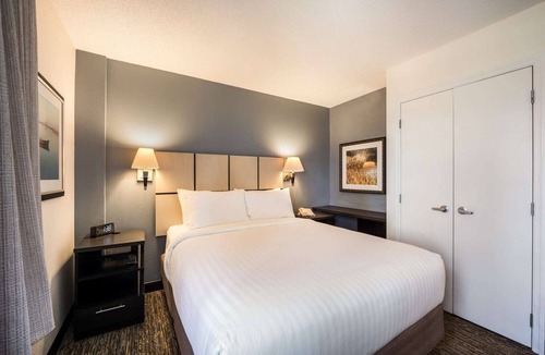 South Hills Hotel | Polished Queen 1BR Suite | Full Kitchen, 3.9 mi to Scally’s Golf