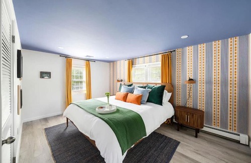 Hyannis House | Pool, Hot Tub, Pickleball, Games, Movies, Playroom, Pets OK