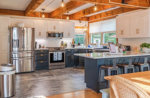 Mashpee House | Pool & Screened Deck! Home 2 Mi to Mashpee Commons