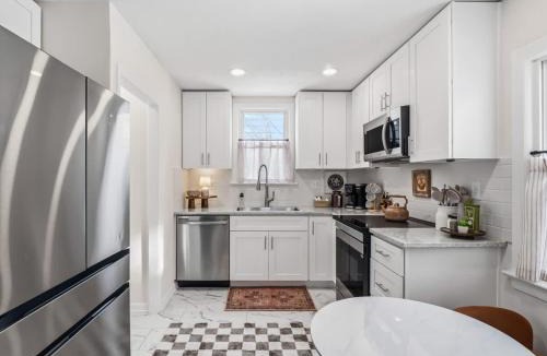 University Heights House | Pool Table - Games - University Circle - Sleeps 8