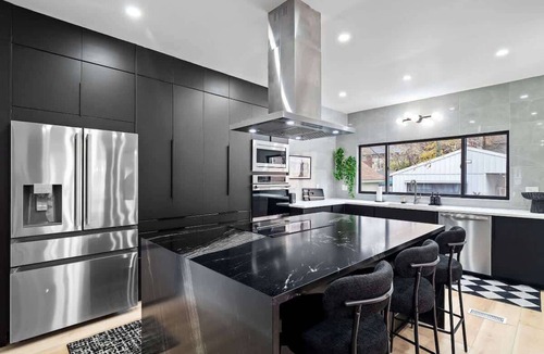 Highland Square House | PoolTable-Hot Tub-FirePit-Games-Bunk Slide-Wet Bar