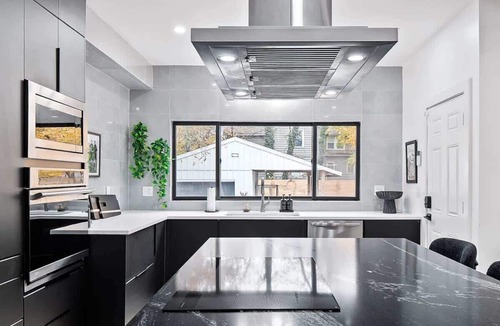 Highland Square House | PoolTable-Hot Tub-FirePit-Games-Bunk Slide-Wet Bar