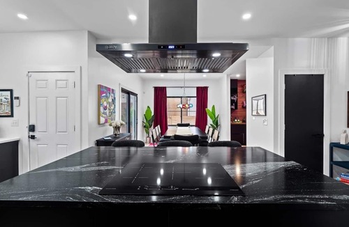 Highland Square House | PoolTable-Hot Tub-FirePit-Games-Bunk Slide-Wet Bar
