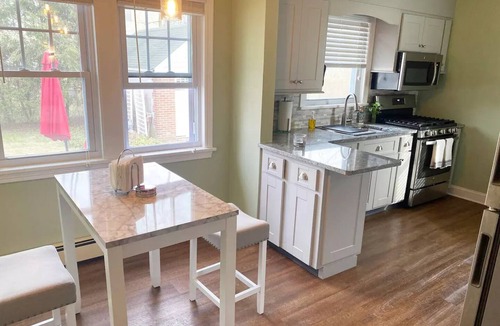 Arlington House | Poughkeepsie 3br home near Vassar & Marist college & Vassar Bros Hospital