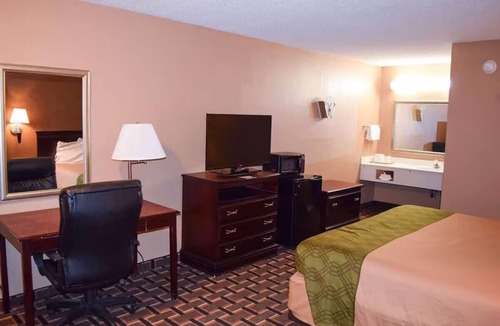 Richburg Hotel | Practical Single Room w/Free Parking – Save + Relax on Your Southern Journey