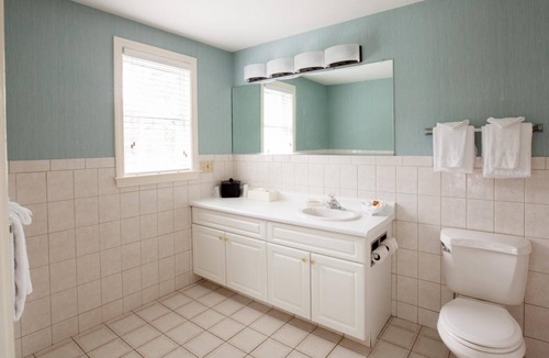 South Yarmouth Hotel | Premium Suite 2 Queens at Blue Rock Resort, Outdoor Pool, Golf Course Nearby