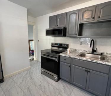 Hartford House | Preston Serenity Room With Shared Bath & Kitchen