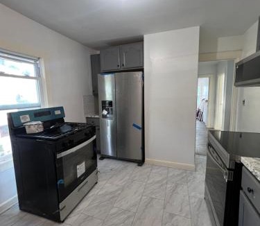 Hartford House | Preston Serenity Room With Shared Bath & Kitchen