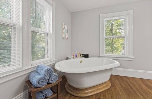 West Hartford House | Prime West Hartford Center Location: Historic Gem