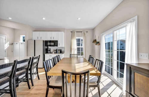 Wooster House | Pristine 5BR Retreat | Walking Distance to Wooster Hospital
