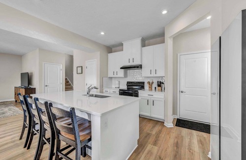 Wooster House | Pristine 5BR Retreat | Walking Distance to Wooster Hospital