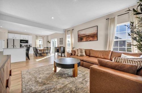 Wooster House | Pristine 5BR Retreat | Walking Distance to Wooster Hospital