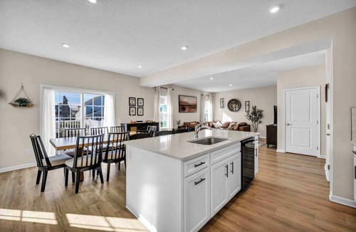 Wooster House | Pristine 5BR Retreat | Walking Distance to Wooster Hospital