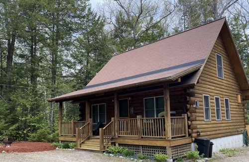 Sweden House | Pristine Log Cabin in Moose Pond Association LAKE, POOL, KAYAK, CANOE, 1 dog OK!