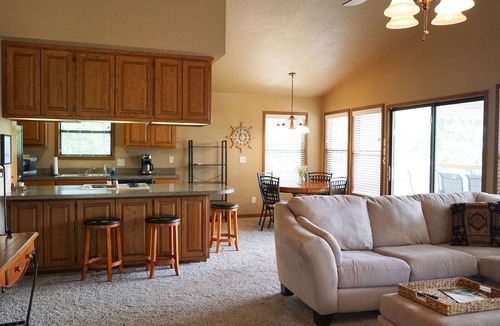 Evening Shade Cabin | Private and Peaceful Cabin & Studio Near Lake Tenkiller -Sleeps 10