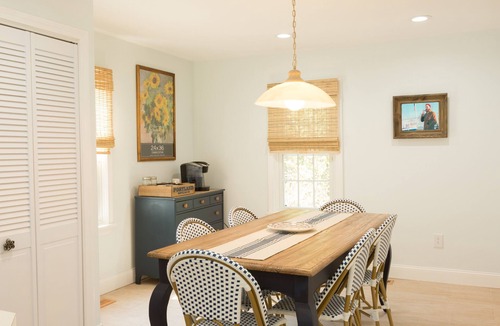 New London House | Private Beach - 5 bedroom, 3 bath, sleeps 10 comfortably - Ocean Glimpses
