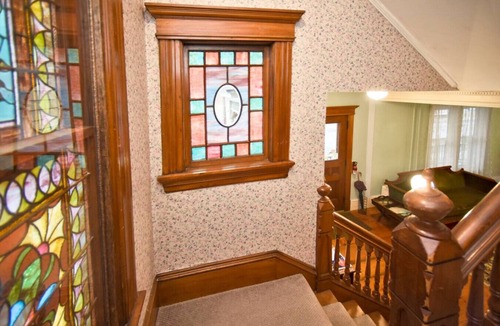 Shelburne Falls House | Private bed with En-suite bathroom Marigold Room