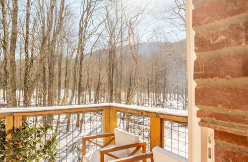 Edgewood Cabin | Private Creekside Oasis - hot tub,hiking,breweries!