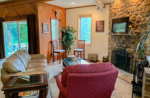 Mid America House | Private Deck & Dock: Home on Lake Hamilton!